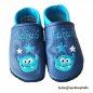 Preview: Lauflernschuhe personalisiert – Lederpuschen jeansblau-lichtblau, Namen beiderseits am Spann lichtblau, Monsterkopf mit 2 Sternen lichtblau/weiß